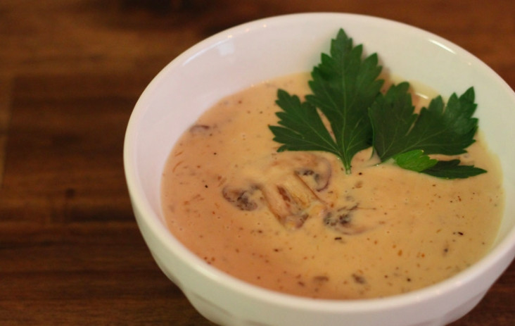 1. Этап. Суп-пюре из шампиньонов со сливками: Затем влейте сливки, посолите и поперчите суп, перебейте его блендером. По вкусу добавьте чуточку мускатного ореха. Все готово!