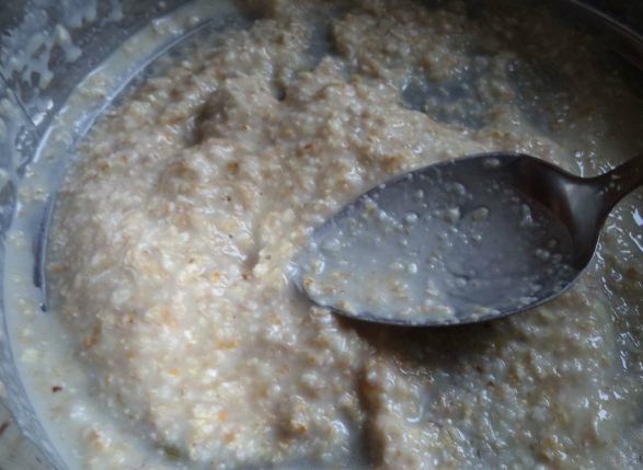 1. Этап. Овсяный кисель старинный: Через 2 дня достаем кастрюлю и протираем ее содержимое через сито. После этого выливаем пару стаканов воды в сито с кашицей. Протираем еще, пока не останется однородная масса.