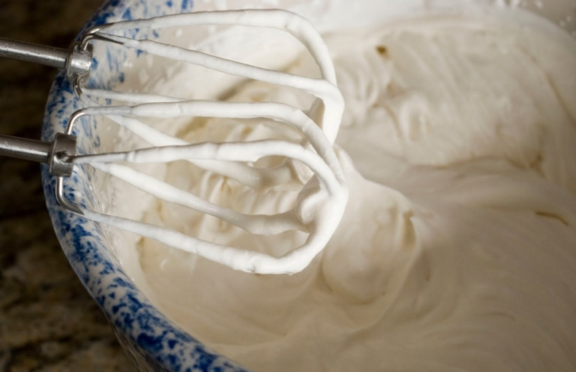 1. Этап. Торт Три молока: Когда будете готовы подавать торт, приготовьте крем. Для этого взбиваем жирные сливки с сахаром до образования нужной консистенции.