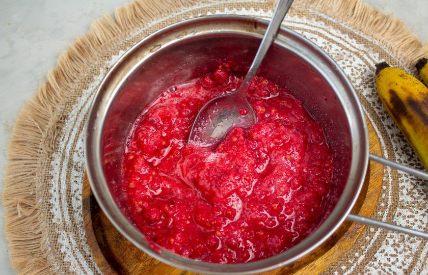 1. Этап. Красная смородина с бананом на зиму: Перемешайте сахар с пюре из смородины. Количество сахара регулируйте по своему вкусу.