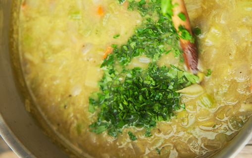 1. Этап. Гороховый суп-пюре с сухариками: 8. Варите на медленном огне. Измельчите немного свежей зелени, добавьте её в суп.