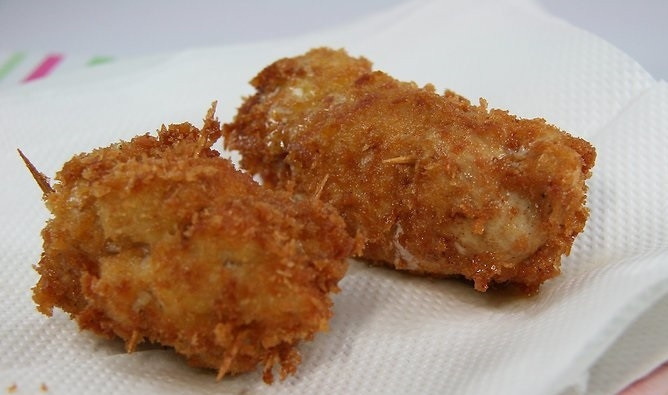 1. Этап. Курица с лимонным маслом: 11. Жарьте до румяной корочки, после выложите на бумажное полотенце. Перед подачей не забудьте аккуратно удалить шпажки :) Приятного аппетита!