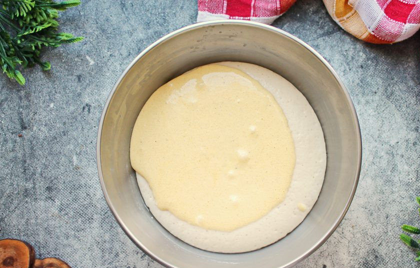 1. Этап. Кулич с шоколадной начинкой: Разделите белки от желтков так, чтобы в белки не попало ни капли желтка. Белки понадобятся позже. Желтки соедините с оставшимся сахаром и разотрите в пышную пену. Добавьте специи, у меня кардамон и мускатный орех, перемешайте. Выложите желтки в подошедшую опару, добавьте сливочное масло и аккуратно перемешайте.