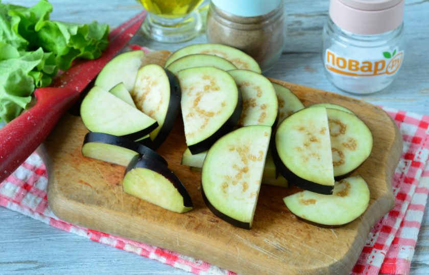 1. Этап. Салат с баклажанами и авокадо: Баклажаны почистите и нарежьте полукольцами, присыпьте солью и пусть постоят 10 минут, чтобы вышла горечь.