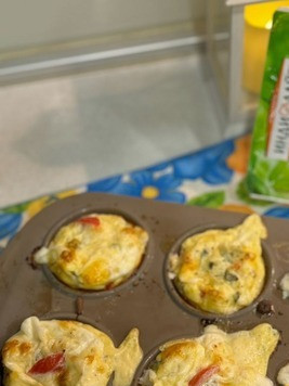 1. Этап. Закусочные маффины из яиц: Готовые маффины вынимать из формочек сразу, пока они горячие