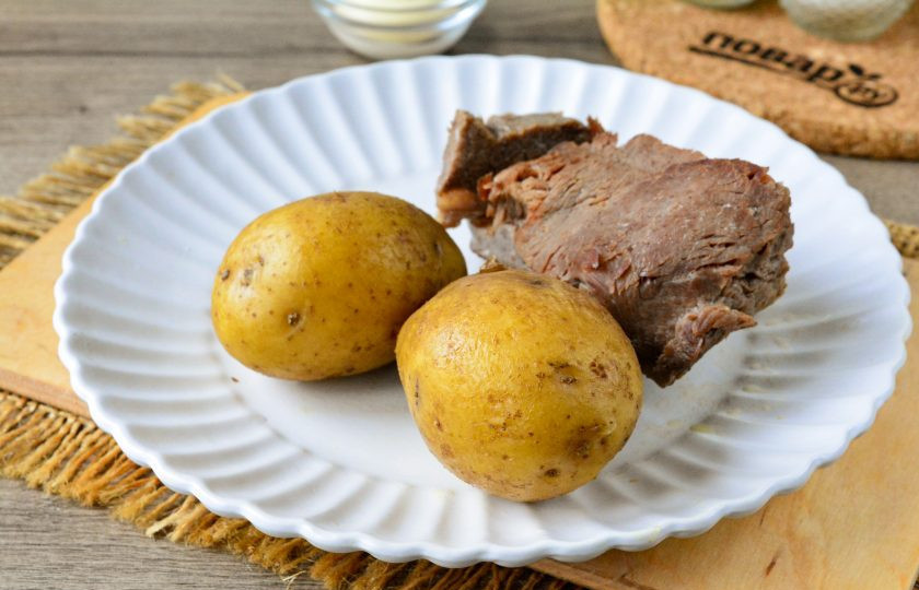 1. Этап. Салат Президент с мясом: Заранее отварите мясо и картофель. Говядину варите в подсоленной воде 45-50 минут до мягкости. Картофель промойте, варите его в кожуре 20-25 минут. Затем картофель остудите и почистите.