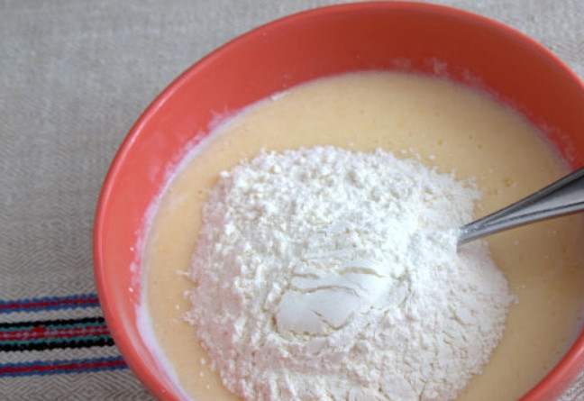 1. Этап. Датский пирог с кокосовой стружкой: Просеиваем муку с разрыхлителем.