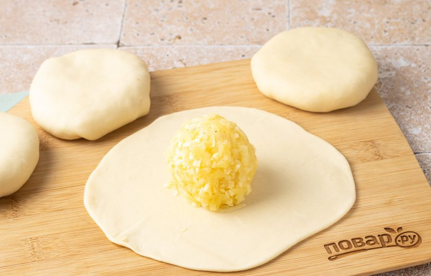 1. Этап. Чуду с картошкой и сыром: Слегка раскатайте шарик теста, в центр выложите начинку и соберите края к центру. Аналогично повторите с остальными шариками. Накройте лепешки с начинкой пленкой и оставьте на 10-15 минут.