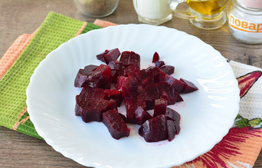 1. Этап. Свекла в сливочном соусе: Сваренную свеклу почистите и нарежьте средними кубиками.