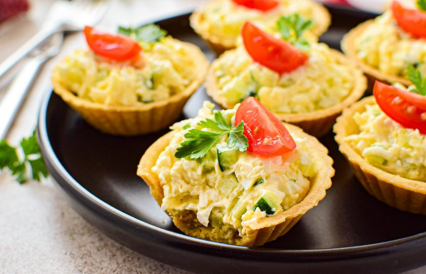 1. Этап. Тарталетки с сыром и огурцом: Приятного угощения!