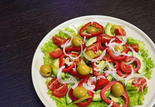 1. Этап. Салат Морское путешествие: Разложить авокадо, овощную нарезку, оливки. Соль, перец.