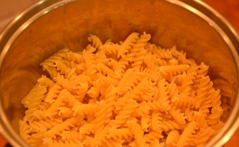 1. Этап. Фузилли с ветчиной и брокколи: Отварите фузилли в слегка подсоленной воде, после чего откиньте их на дуршлаг.