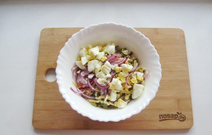 1. Этап. Салат Купеческий на Новый год: Яйца сварите вкрутую, охладите, очистите и мелко нарежьте.