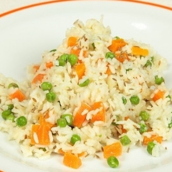Рис с морковью и горошком