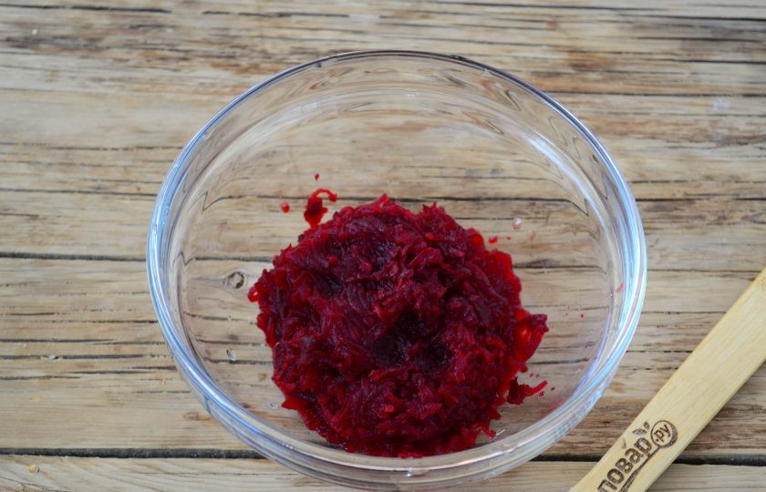 1. Этап. Свекольные сырники в духовке: Свеклу заранее отварите до мягкости, остудите и натрите на мелкой терке.