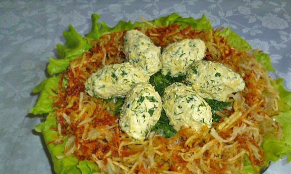 1. Этап. Салат Гнездо глухаря с грибами: Остатки зелени уложите на салат. Из желтковой массы сделайте 