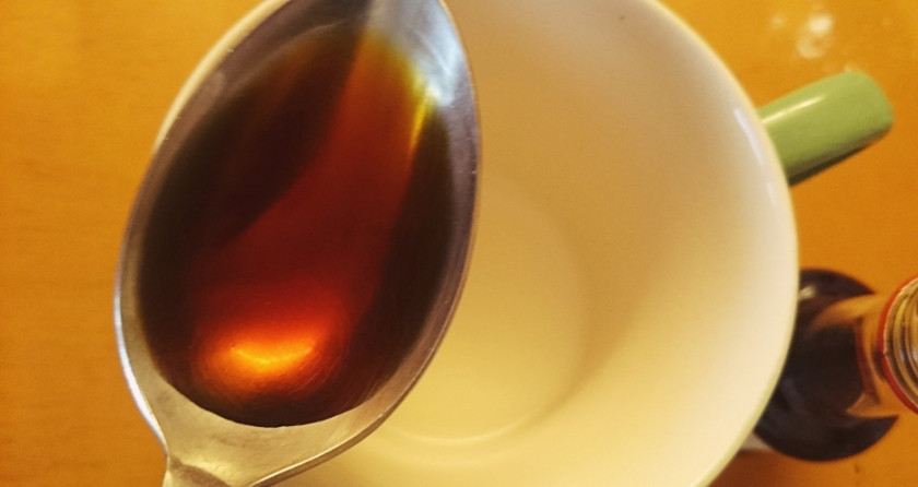 1. Этап. Новогодние капкейки Зимняя сказка: Добавьте к молоку ванильный экстракт и перемешайте.