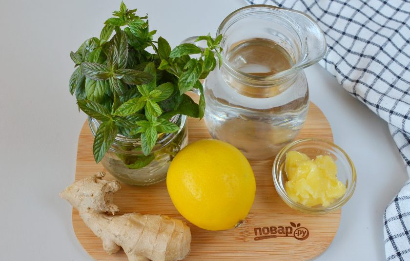 1. Этап. Имбирный чай для повышения иммунитета: Поставьте воду закипать в чайнике. Очистите имбирь, вымойте лимон и мяту.