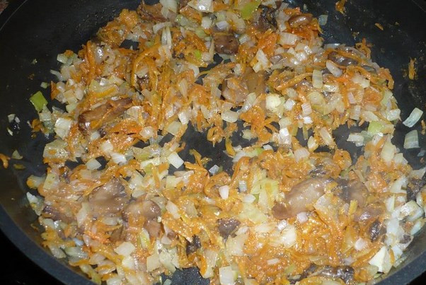 1. Этап. Вегетарианский рулет: Морковку трем на терке, лук режем мелко. Грибы кусочками. Все обжариваем в масле до золотистого цвета.