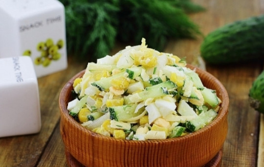 1. Этап. Салат с кальмаром и сыром: В салат добавьте соль, перец и майонез. Блюдо перемешайте. Приятного аппетита!