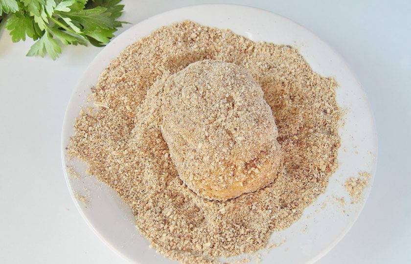 1. Этап. Котлеты по-мински: 8. И в завершении обваляйте со всех сторон в панировочных сухарях.