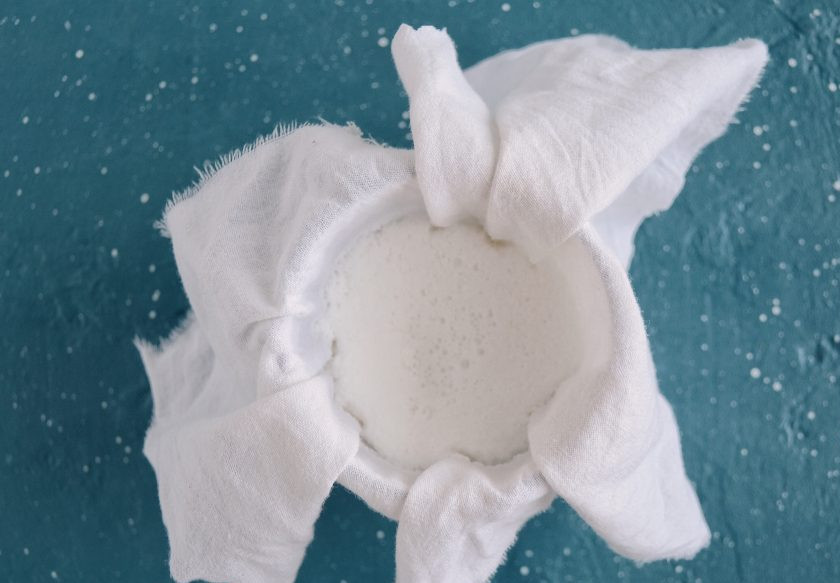 1. Этап. Кокосовое молоко из кокосовой стружки: Процедите кокосовое молоко через хлопковую ткань и отожмите.