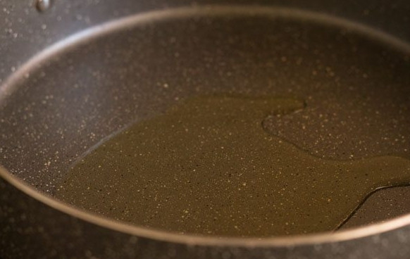 1. Этап. Рис с грибами: 1. Рис залейте 3 стаканами воды и поставьте на огонь. После закипания посолите по вкусу и варите на среднем огне до готовности. Тем временем, на сковороде разогрейте растительное масло.