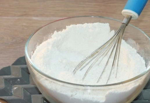 1. Этап. Ванильный кекс с малиновой пропиткой: 2. Смешиваем сухие ингредиенты: просеянную муку, кокосовую стружку, ванилин и разрыхлитель теста.