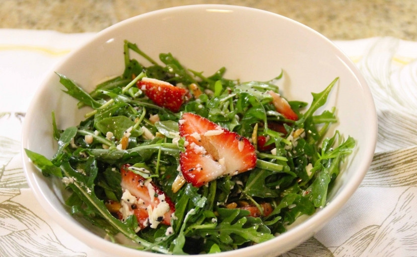 1. Этап. Салат из клубники и рукколы: Перемешайте. Ваш салат из клубники и рукколы готов! Наслаждайтесь!