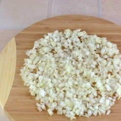 1. Этап. Суп с рисом и картошкой: Теперь почистим лук и нарежем его мелкими кусочками.