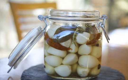 1. Этап. Квашеный чеснок: Головки чеснока избавляем от верхней шелухи (или удаляем ее полностью, если она стала уже слишком жесткой) и укладываем в банки. Помимо чеснока в каждую кладем по кусочку острого перца, немного листьев хрена, душистый перец и т. д.