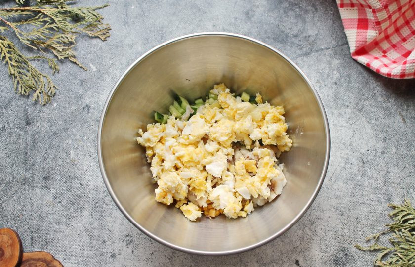 1. Этап. Салат с треской и кукурузой: Добавьте в салат обжаренное яйцо.