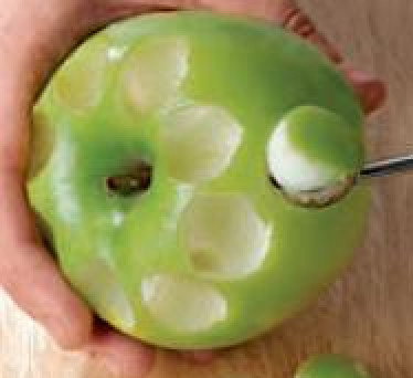 1. Этап. Пирог ягодный полосатый: Ягоды перебрать, вымыть и разложить на бумажные салфетки, чтобы они обсохли. С помощью ножа-выемки вырезать из яблока шарики.