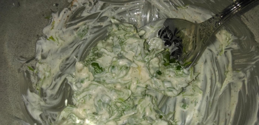 1. Этап. Салат морковный с сыром: 3. Перекладываю зелень в салатник, ложкой не просто перемешиваю, а растираю смесь, так будет ярче аромат и вкус.