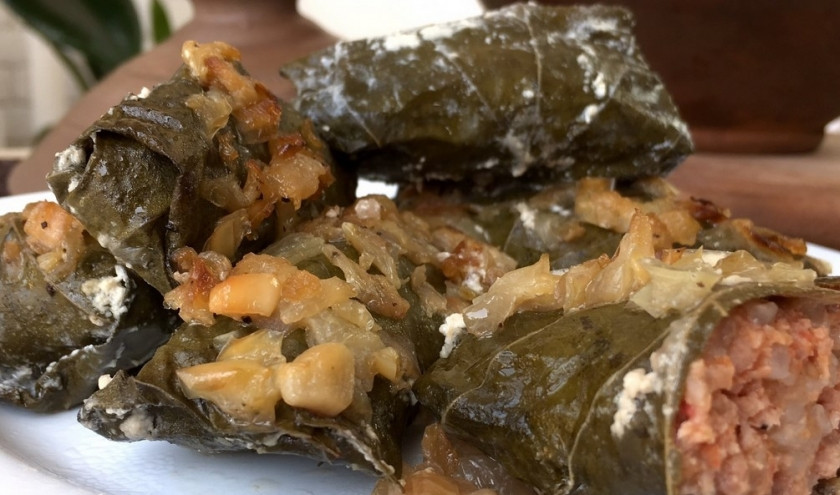 1. Этап. Голубцы в виноградных листьях: 12. Тушить голубцы можно в духовке под закрытой крышкой, а можно на среднем огне на плите (до готовности мяса). Получается очень вкусно, сытно и ароматно!