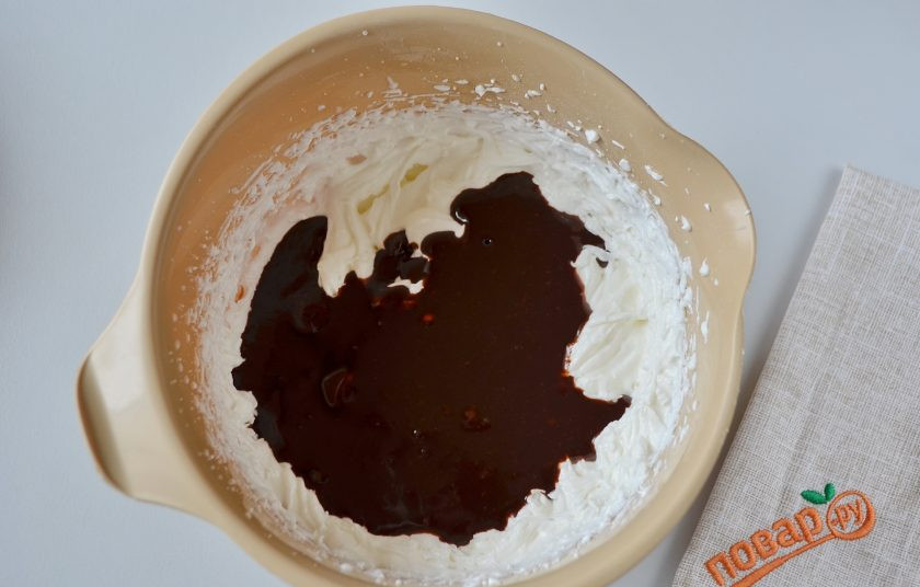 1. Этап. Торт 3 шоколада: 18. Соедините обе массы и перемешайте аккуратно.