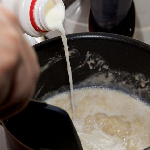 1. Этап. Лазанья с мясом: В однородную сливочную смесь тонкой струйкой вливаем молоко. Перемешиваем.