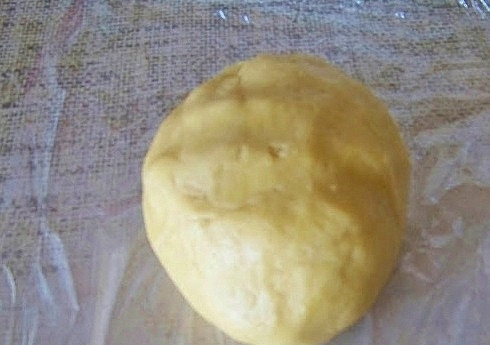 1. Этап. Тарталетки с начинкой: И замешиваем тесто. При необходимости добавим еще воды. Тесто должно получиться мягким. Убираем тесто в холодильник минут на 20-30.