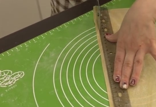 1. Этап. Домашние макароны: 10. Чтобы удобно было нарезать лапшу, длинную полосу переполовиньте и немного раскатайте. Резать можно или обычным ножом на деревянной досточке, или ножом для пиццы под линейку.