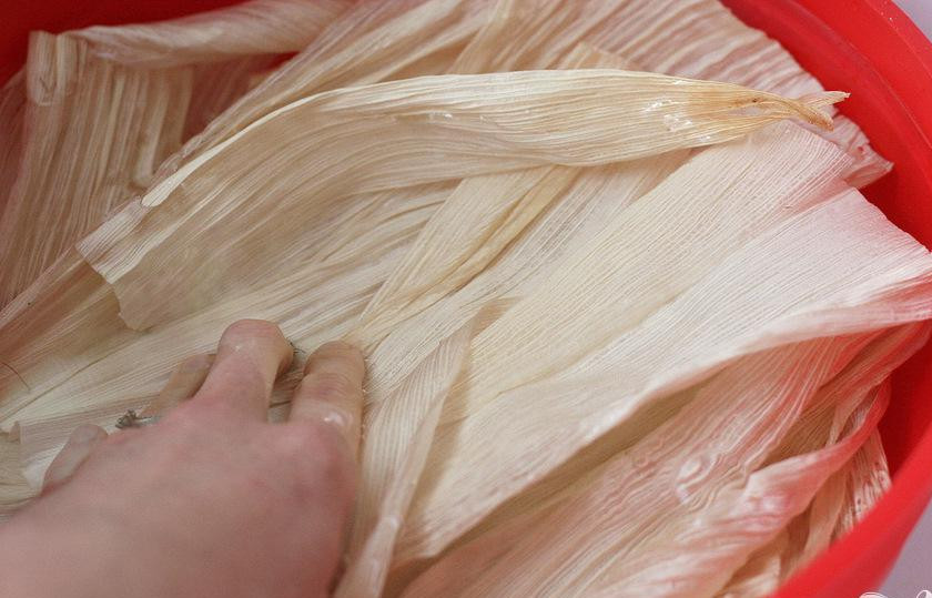 1. Этап. Вегетарианское тамале: 1. Выдержать сухие кукурузные листья в воде по крайней мере 30 минут.