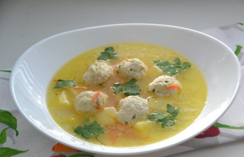 1. Этап. Куриный суп с сырными шариками: Подавайте готовое блюдо, украсив листиками петрушки.