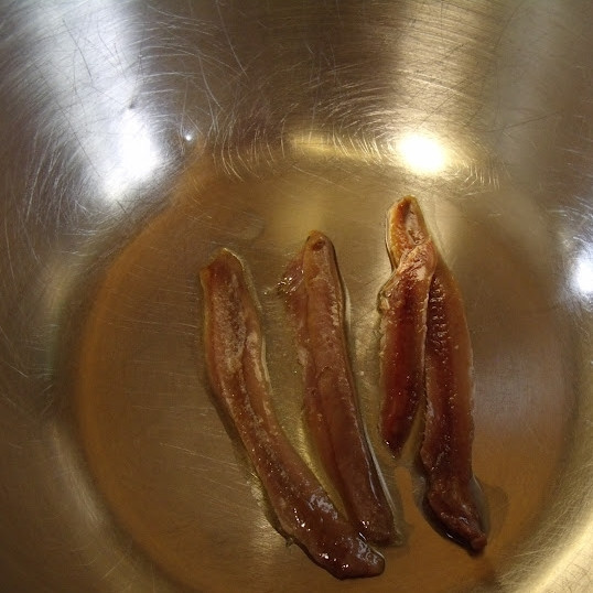 1. Этап. Соус Цезарь: Берем глубокую миску, в которой будем готовить соус. Кладем в нее анчоусы.