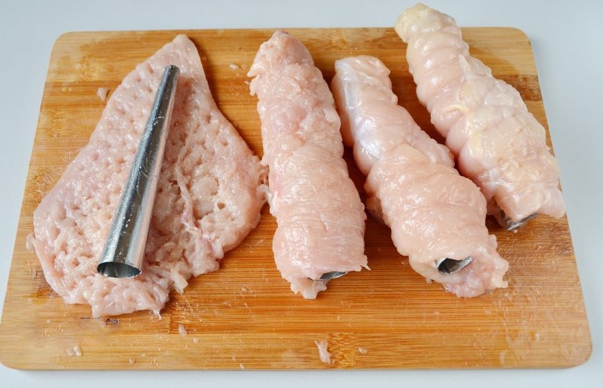 Stuffed chicken rolls 1. Stage. Stuffed chicken rolls: Roll the chicken fillet with cones and thread.