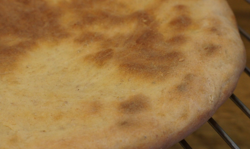 1. Этап. Лепешки без дрожжей: 5. Когда лепешки без дрожжей в домашних условиях готовы, дать им немногих остыть на решетке и можно подавать к столу. Стоит заметить, что они хороши как горячие, так и холодные.