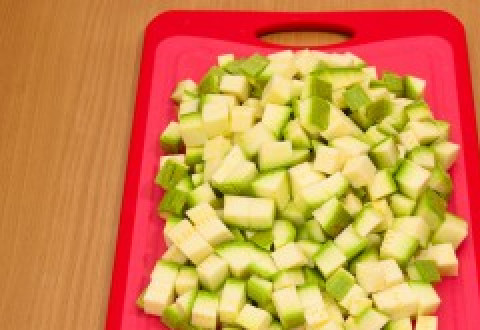 1. Этап. Кабачки с болгарским перцем: Кабачки нарезаем так же, мелкими кубиками.