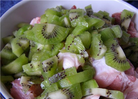 1. Этап. Мясо в рукаве в духовке: В миске смешать мясо, киви и специи, дать постоять часик.