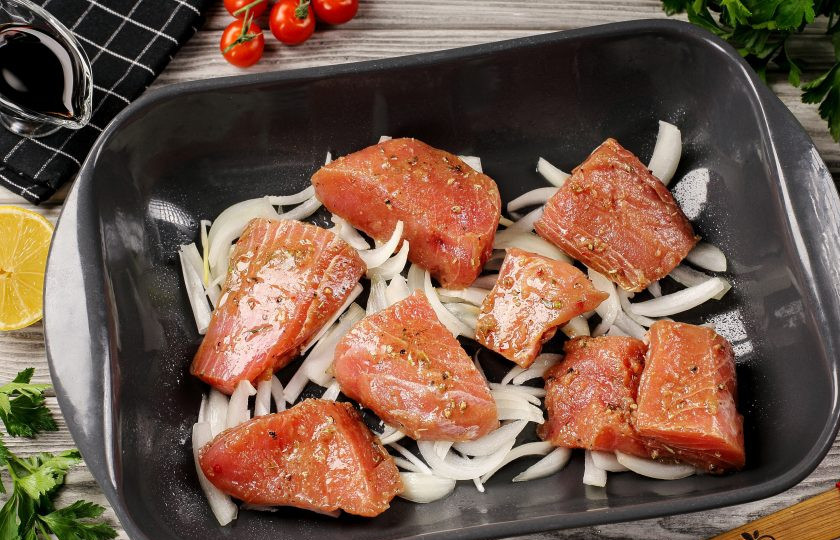 1. Этап. Тунец в соевом соусе: Лук нарежьте полукольцами и выложите в смазанную маслом жаропрочную форму. Сверху распределите маринованного тунца.