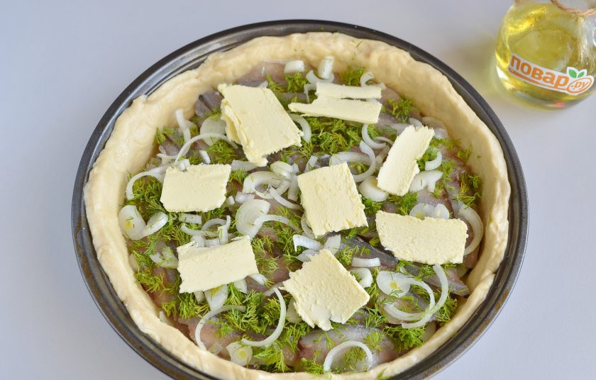 1. Этап. Пирог с мойвой и укропом: 8. Когда вся рыба будет уложена, сверху положите тонкие пластинки сливочного масла.