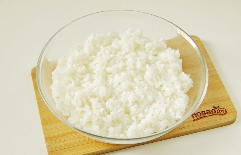 1. Этап. Салат Суши: Сварите рис для суши или любой другой клейкий согласно инструкции на упаковке. У меня - 200 гр риса на 500 мл воды. Довела до кипения, убавила огонь и на медленном проварила еще 10 минут, не мешая. Потом с закрытой крышкой дала настояться еще 10 минут. Когда рис будет готов, соедините уксус, сахар и соль, добавьте заправку к рису. Аккуратно перемешайте и дайте остыть.