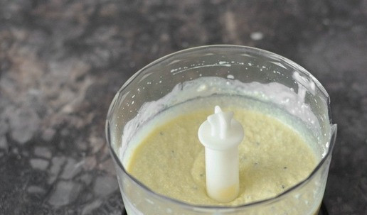 1. Этап. Взбитый творог с кешью и киви: Взбейте всё в блендере в однородную массу.